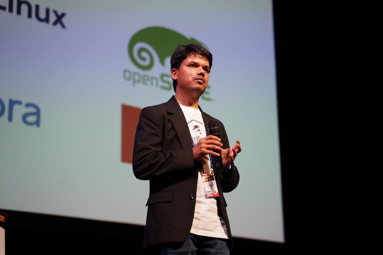Me, speaking at the Lightning Talks 2022 about the Linux mirrors in Mauritius