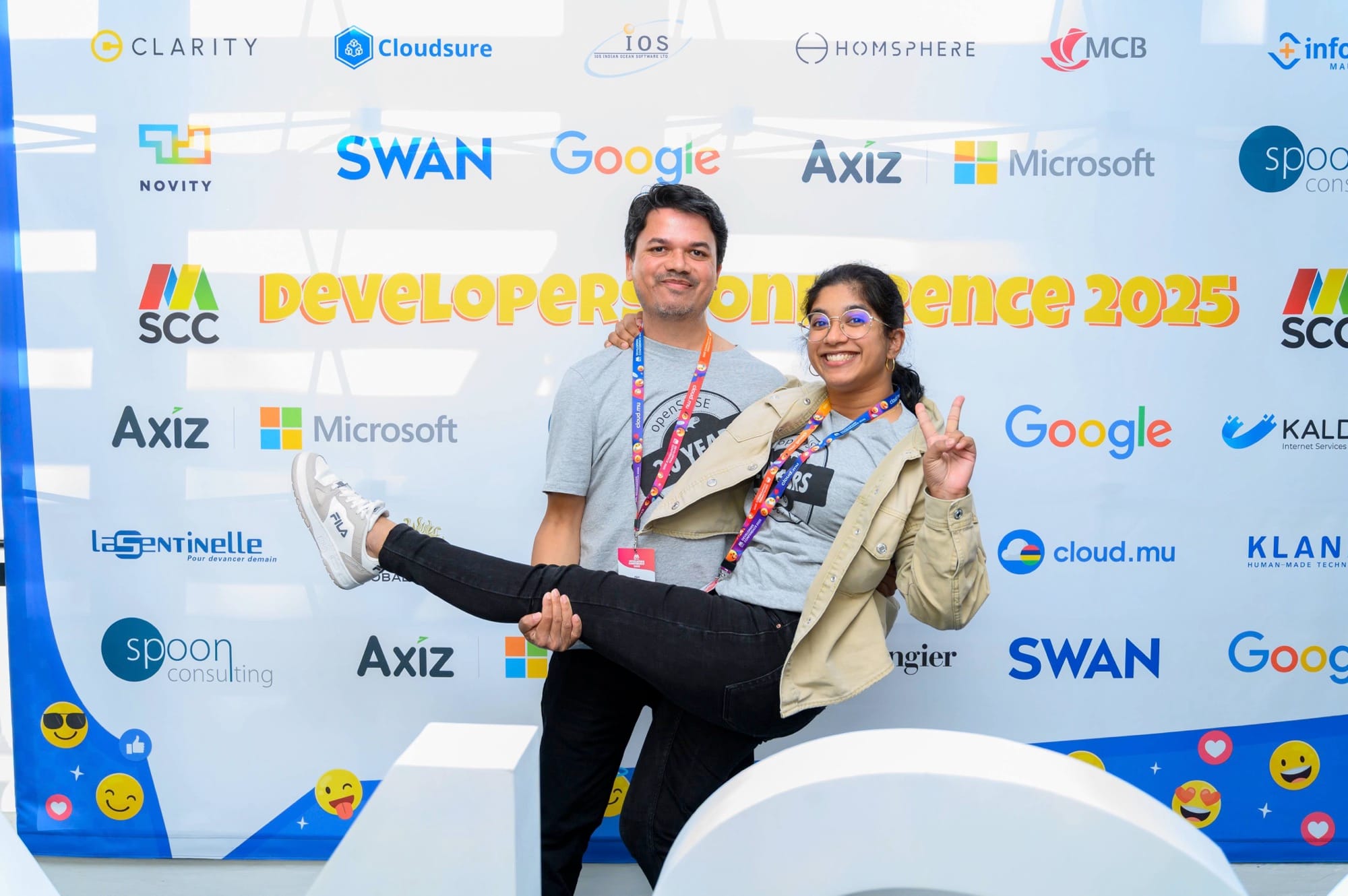 Shelly (my most adorable and lovely wife ❤️) & myself rocking the "openSUSE 20 Years Anniversary" while doing our iconic DevCon pose