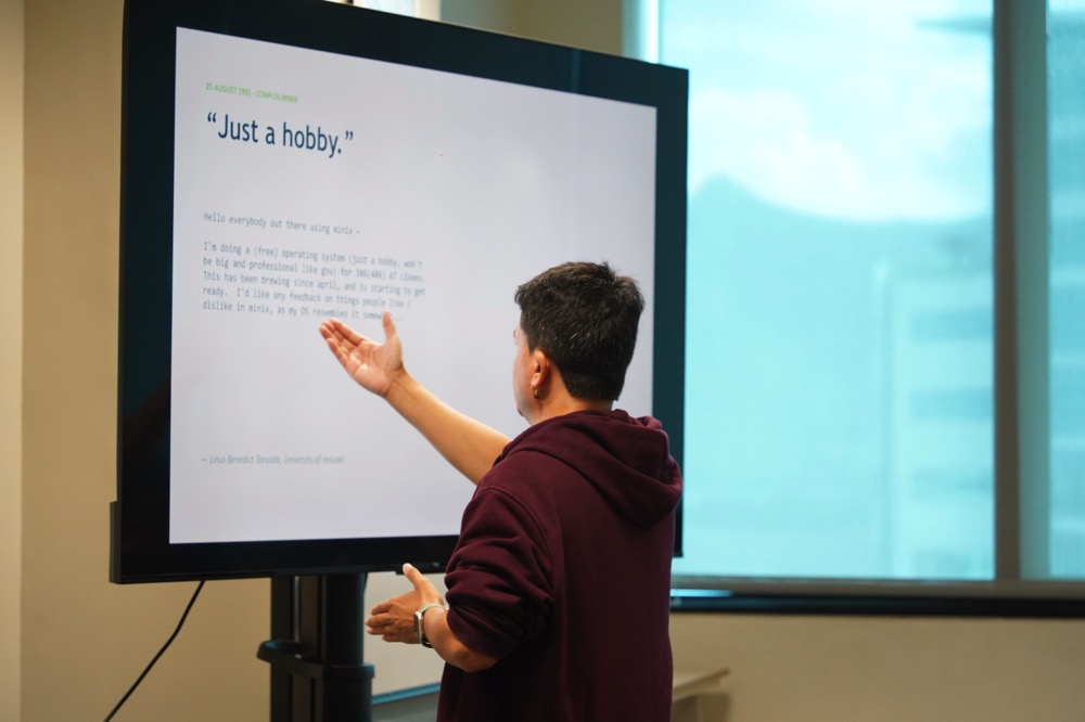 Pointing at Linus Torvalds' famous 1991 Usenet post